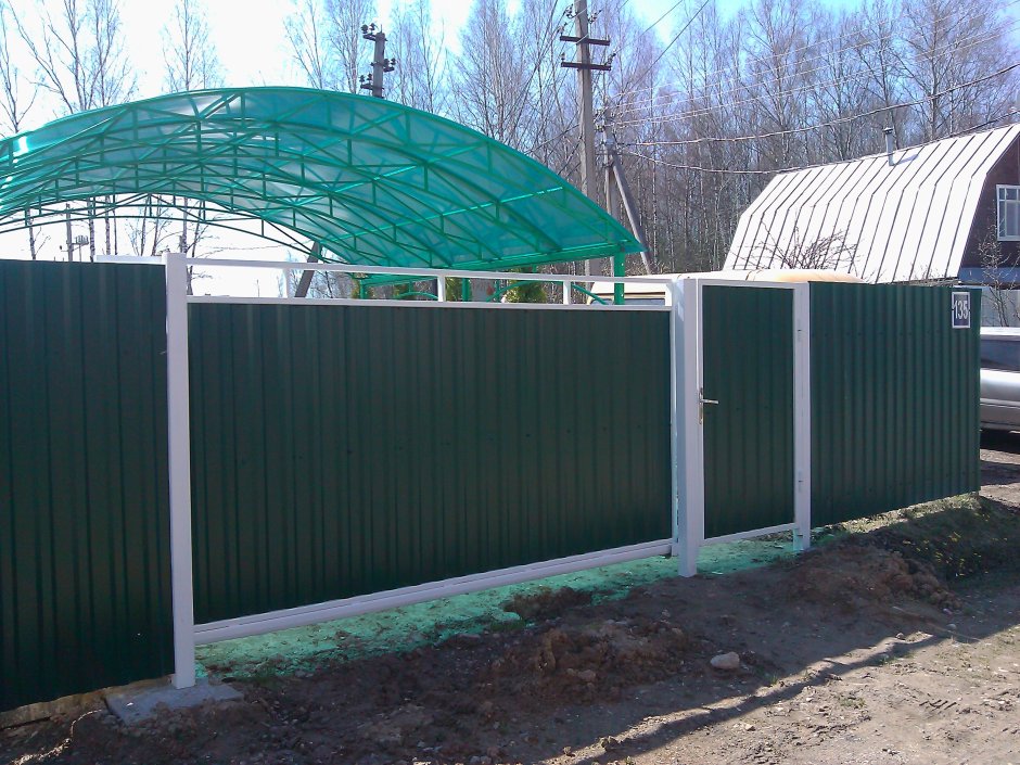 Навес к забору из профнастила