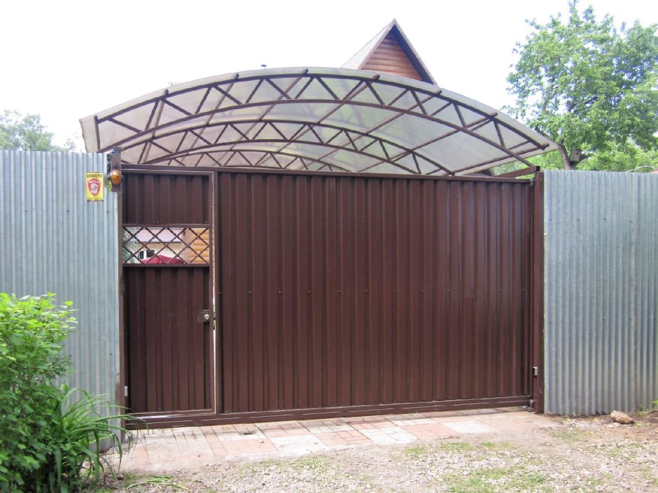 Ворота с калиткой и навесом