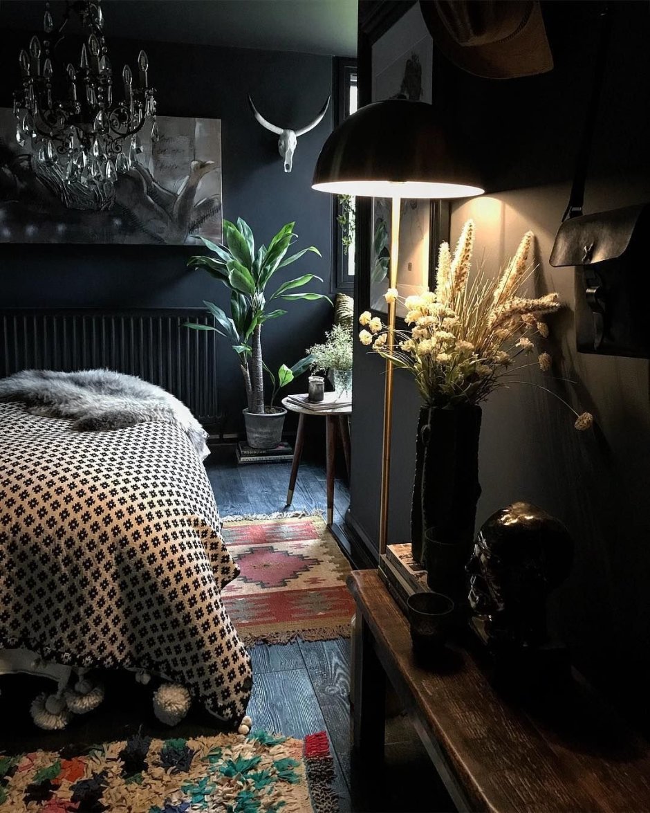 Уютная комната в темных тонах