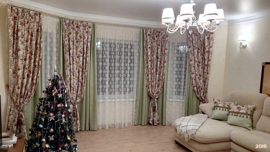 Шторы с вензелями в интерьере