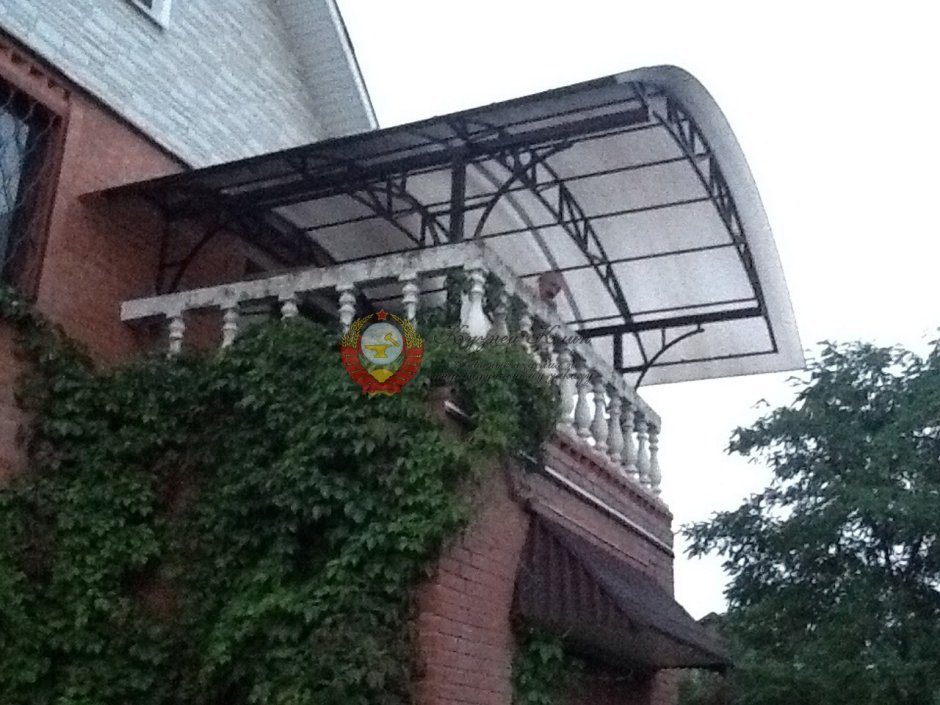 Красивый навес над балконом