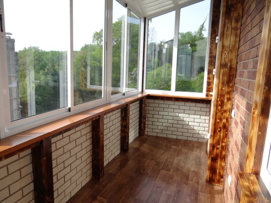 Кирпичный застекленный балкон