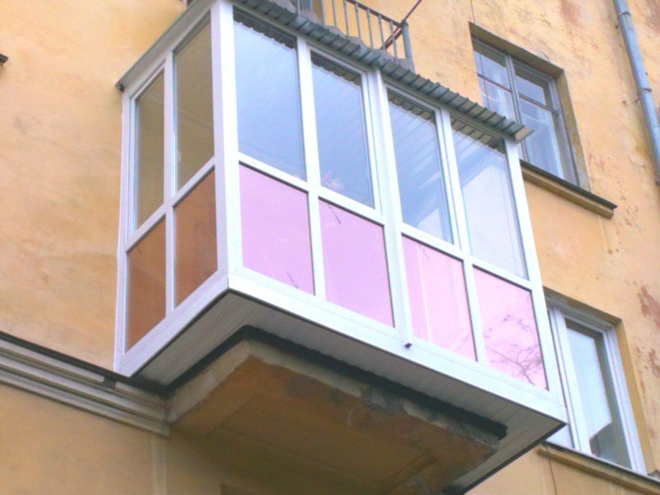 Панорамное остекление балкона с выносом