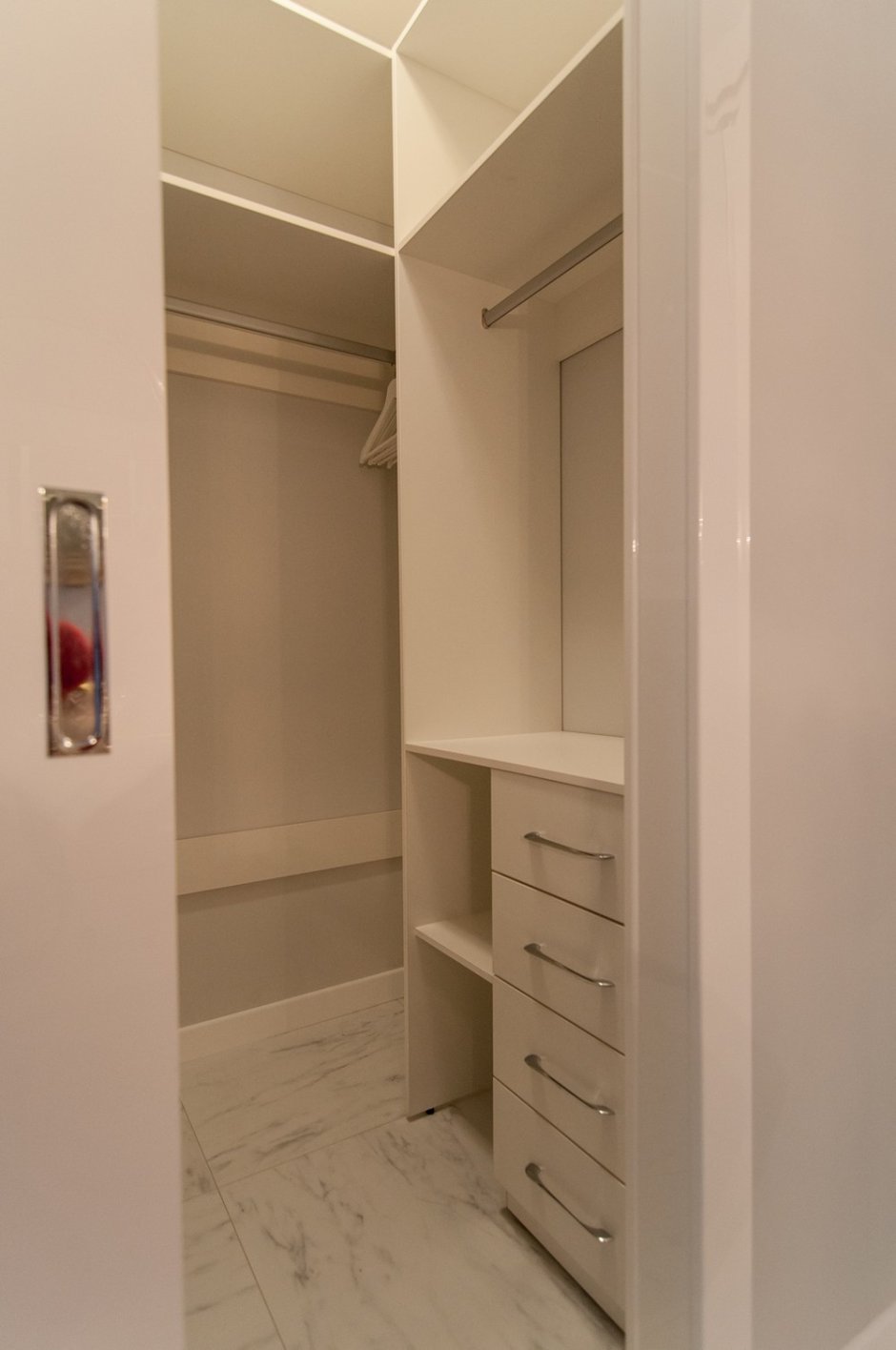 Гардеробная в нише прихожей