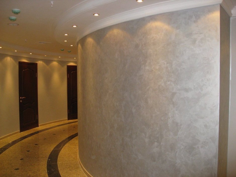 Декоративная штукатурка в интерьере прихожей