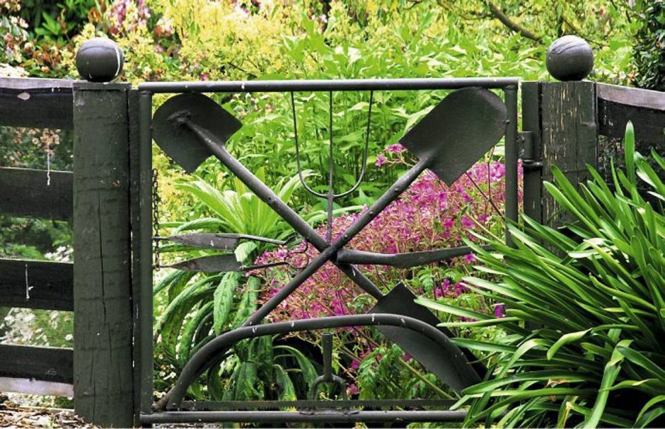 Калитка декоративная в саду