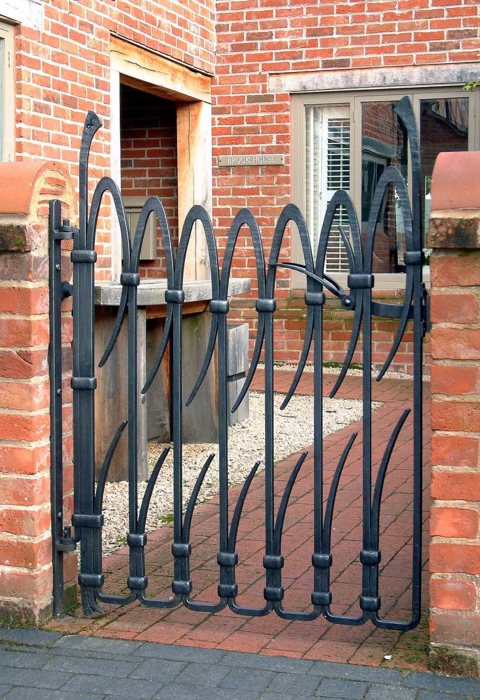 Необычная металлическая калитка