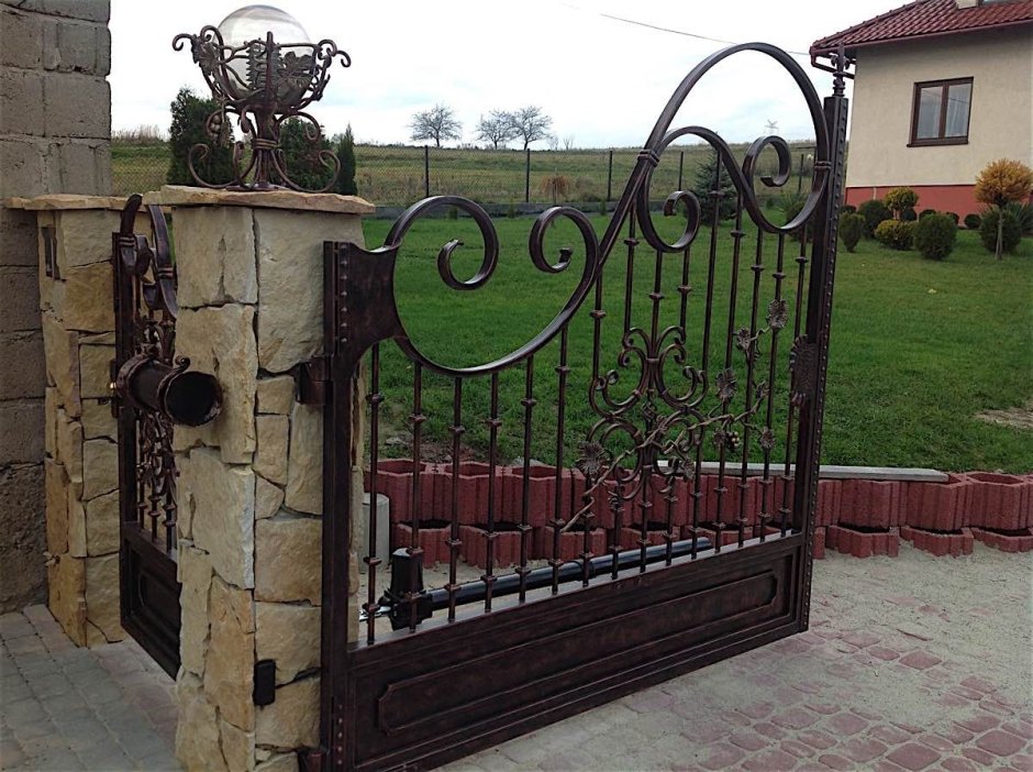 Деревянный дом с кованным забором