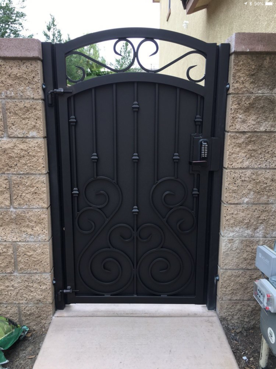 Серая калитка кованая