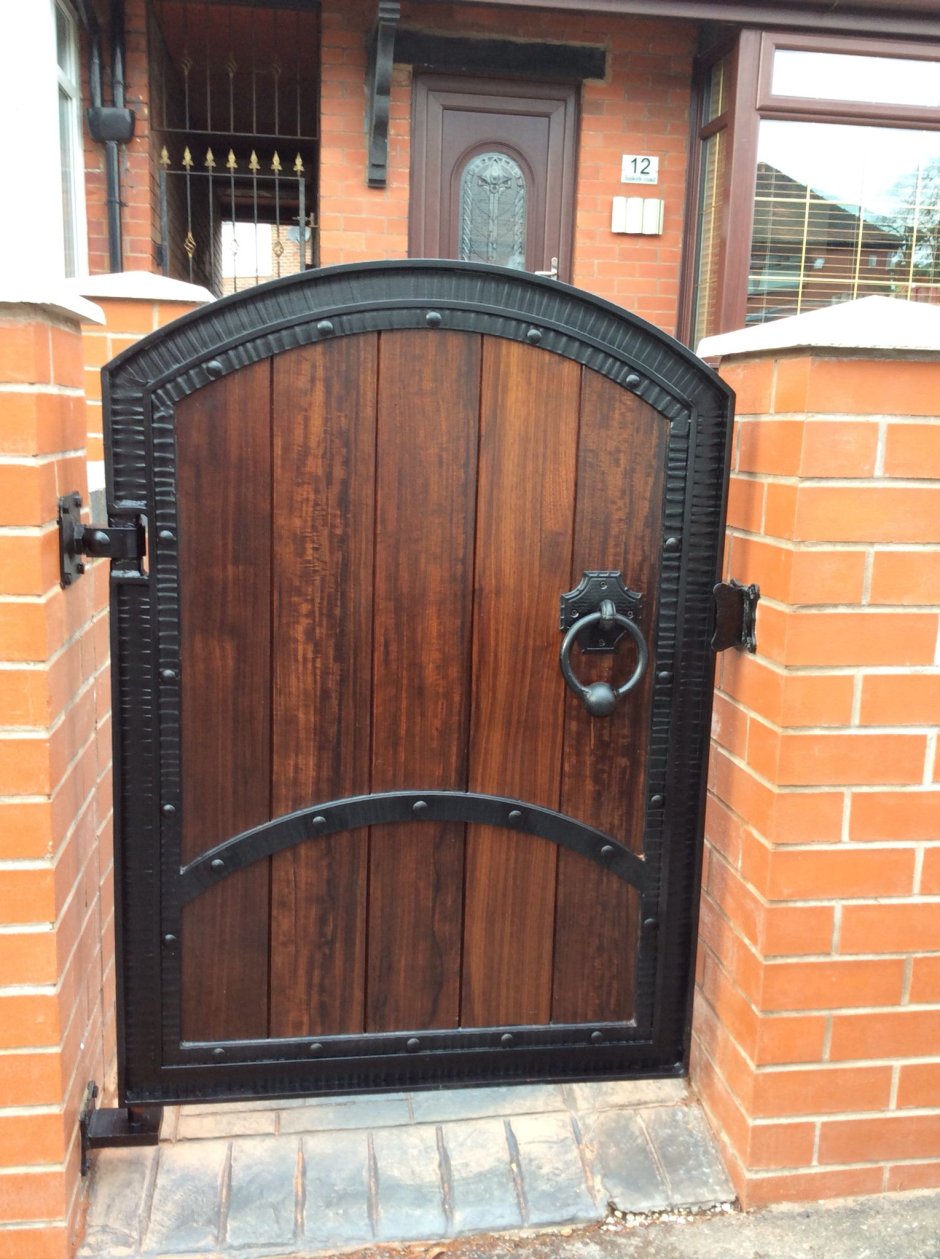 Деревянная калитка с элементами ковки