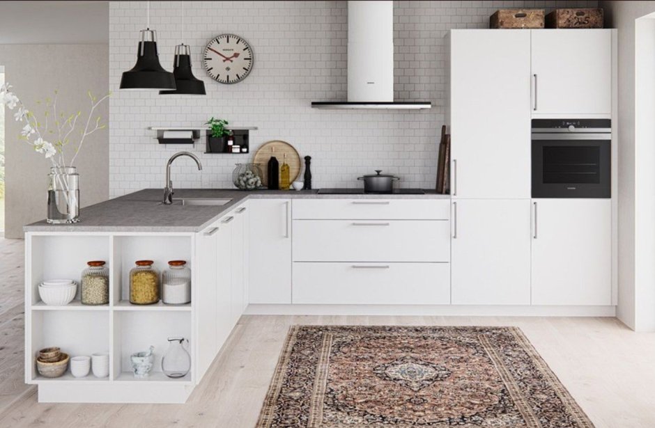 Белая угловая кухня без верхних шкафов