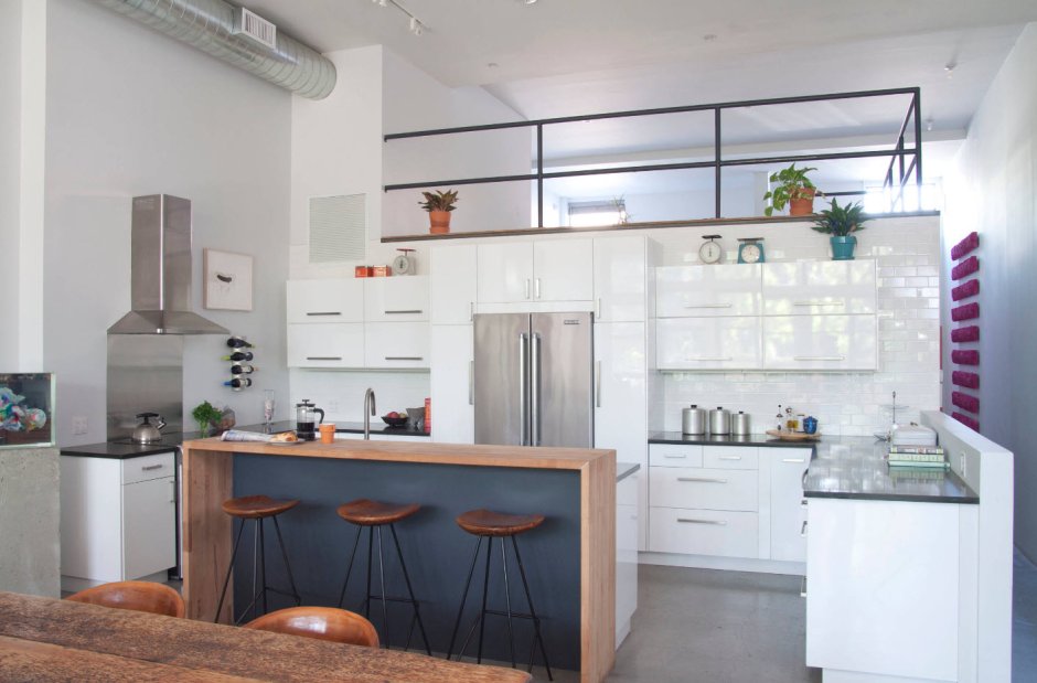 Маленькая кухня с островом без верхних шкафов