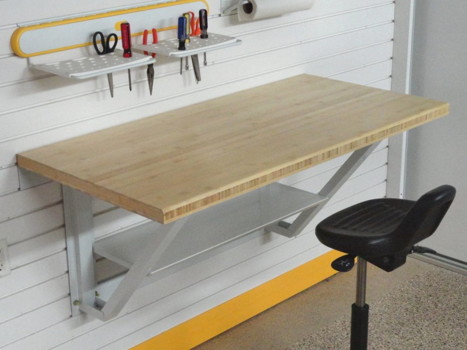 Откидной стол в гараже