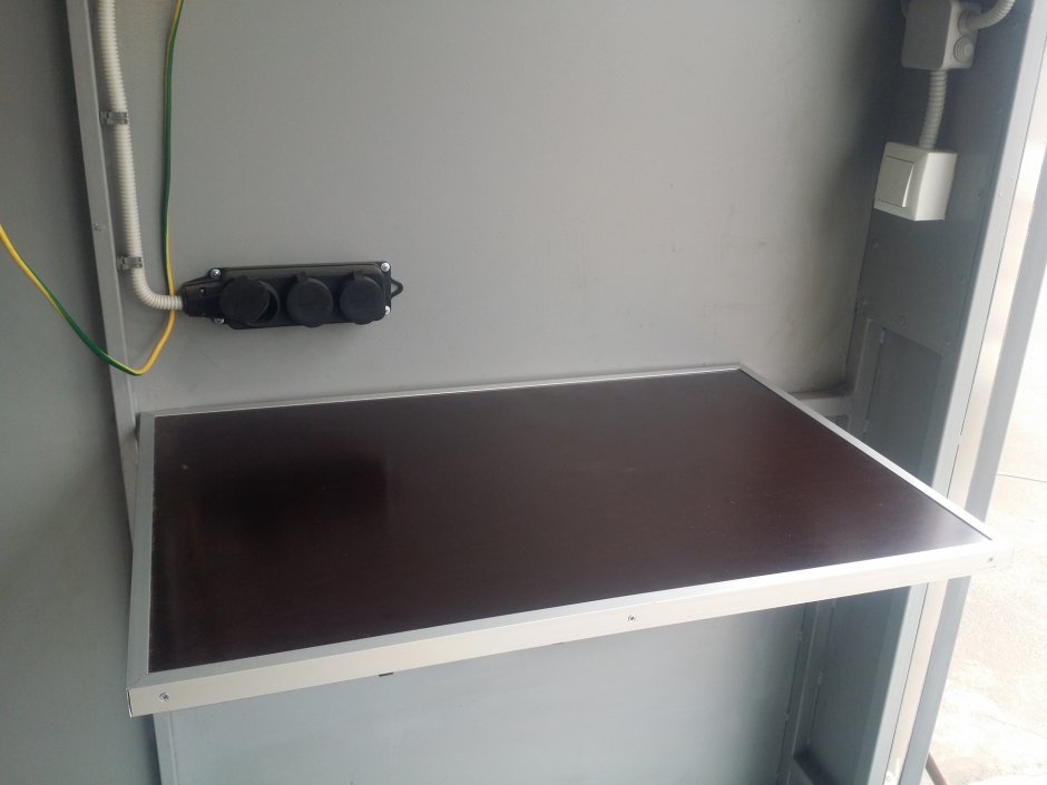 Откидной стол в гараже