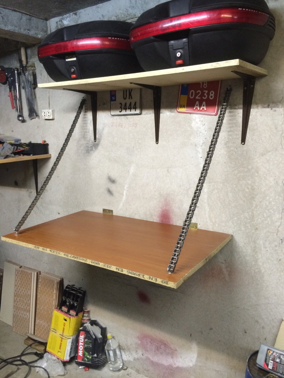 Откидной стол в гараже
