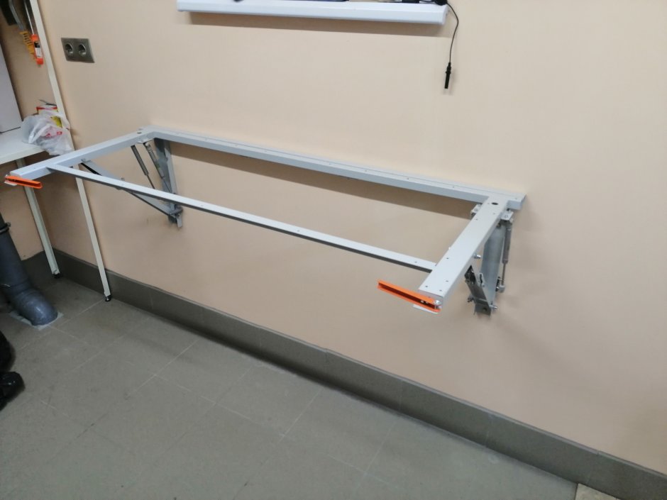 Откидной стол в гараже