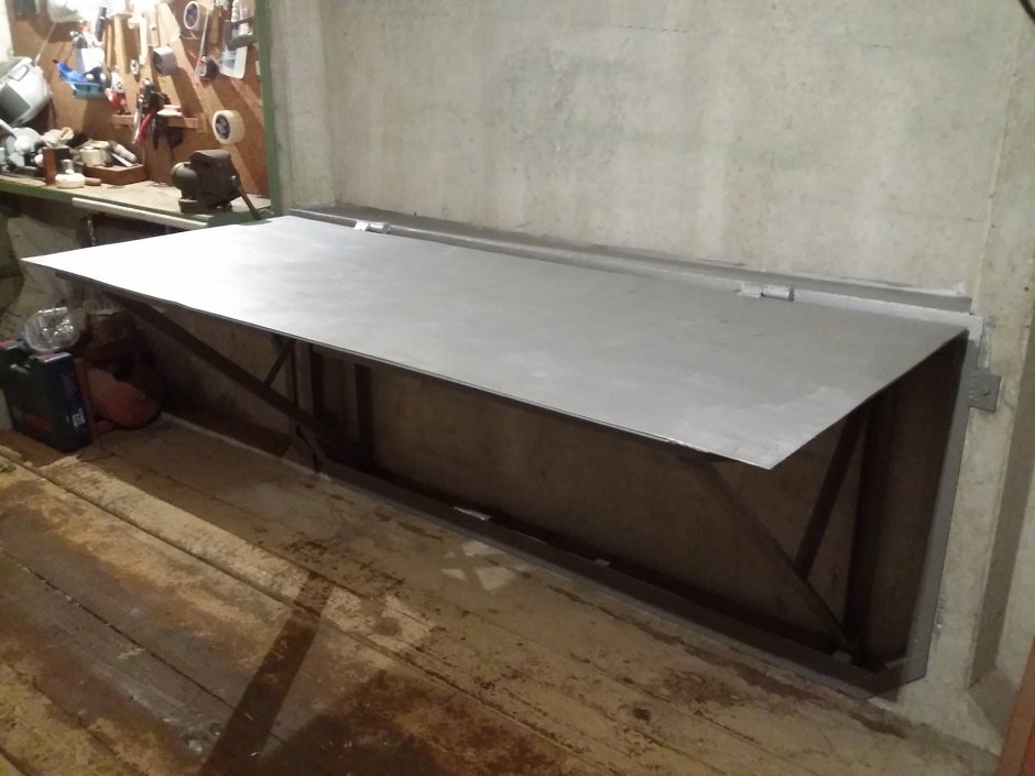 Складной столик в гараж