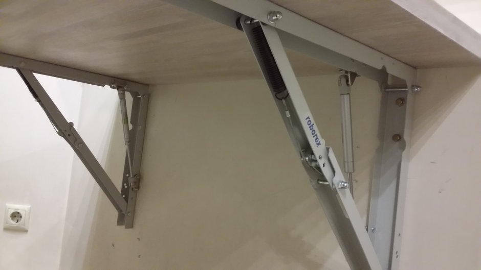 Откидной столик в гараж