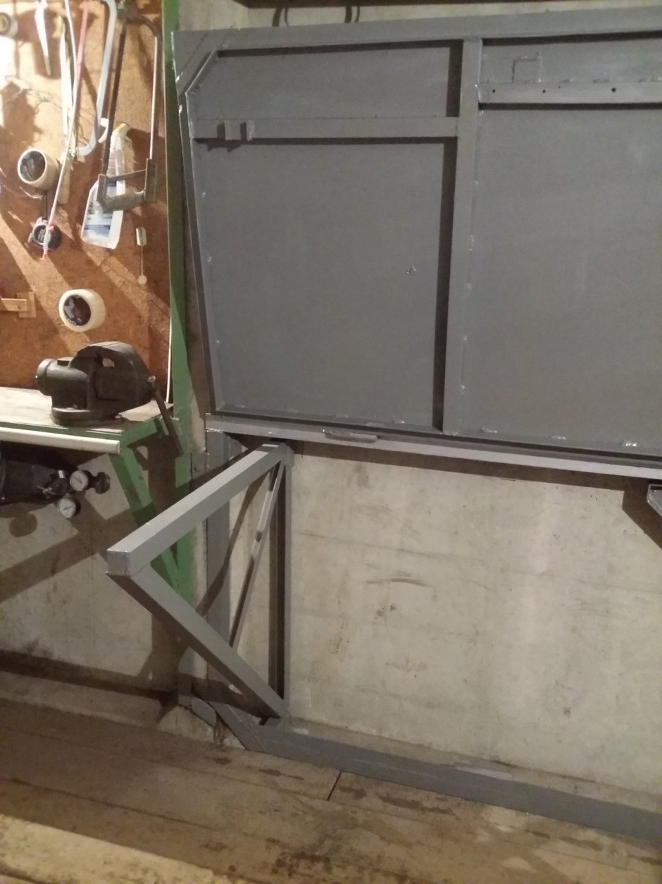 Складной стол в гараж