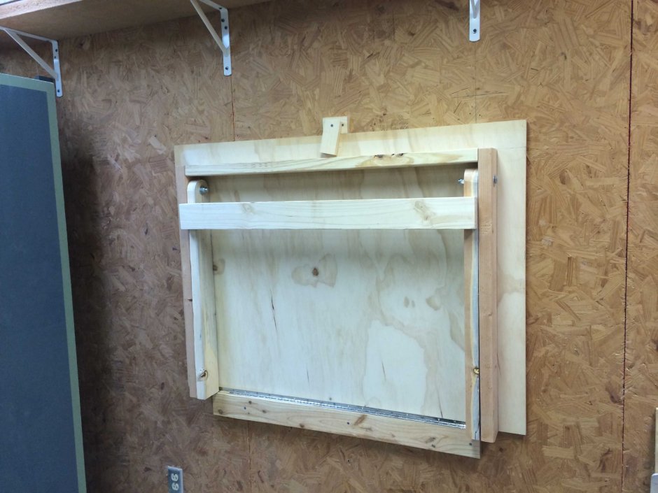 Стол откидной настенный в гараж