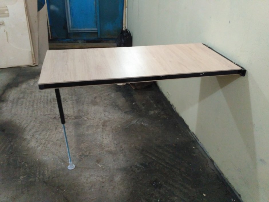 Откидной стол в гараже