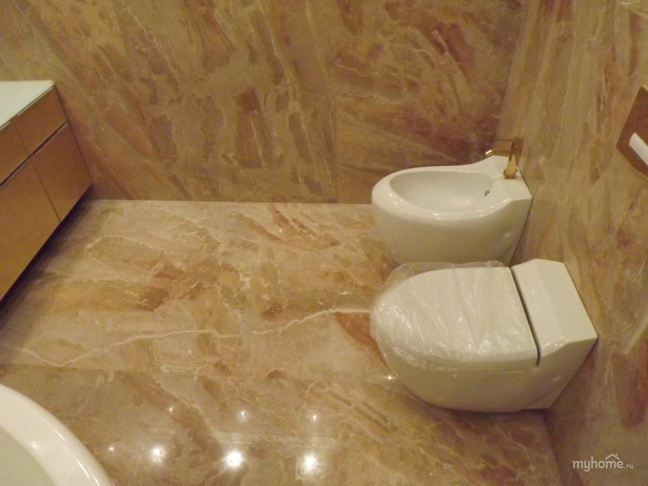 Ванная с желтым мрамором