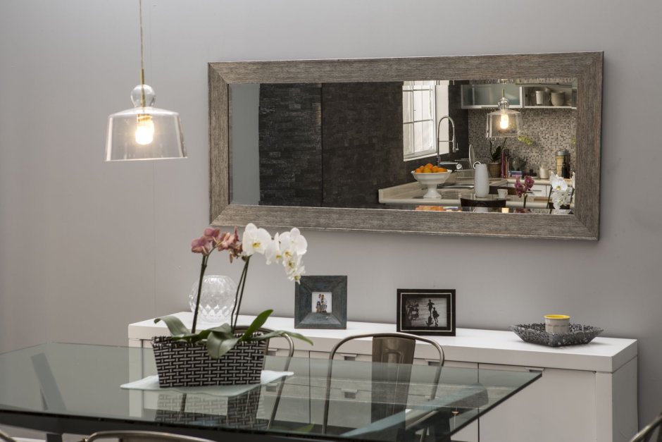 Зеркало над столом