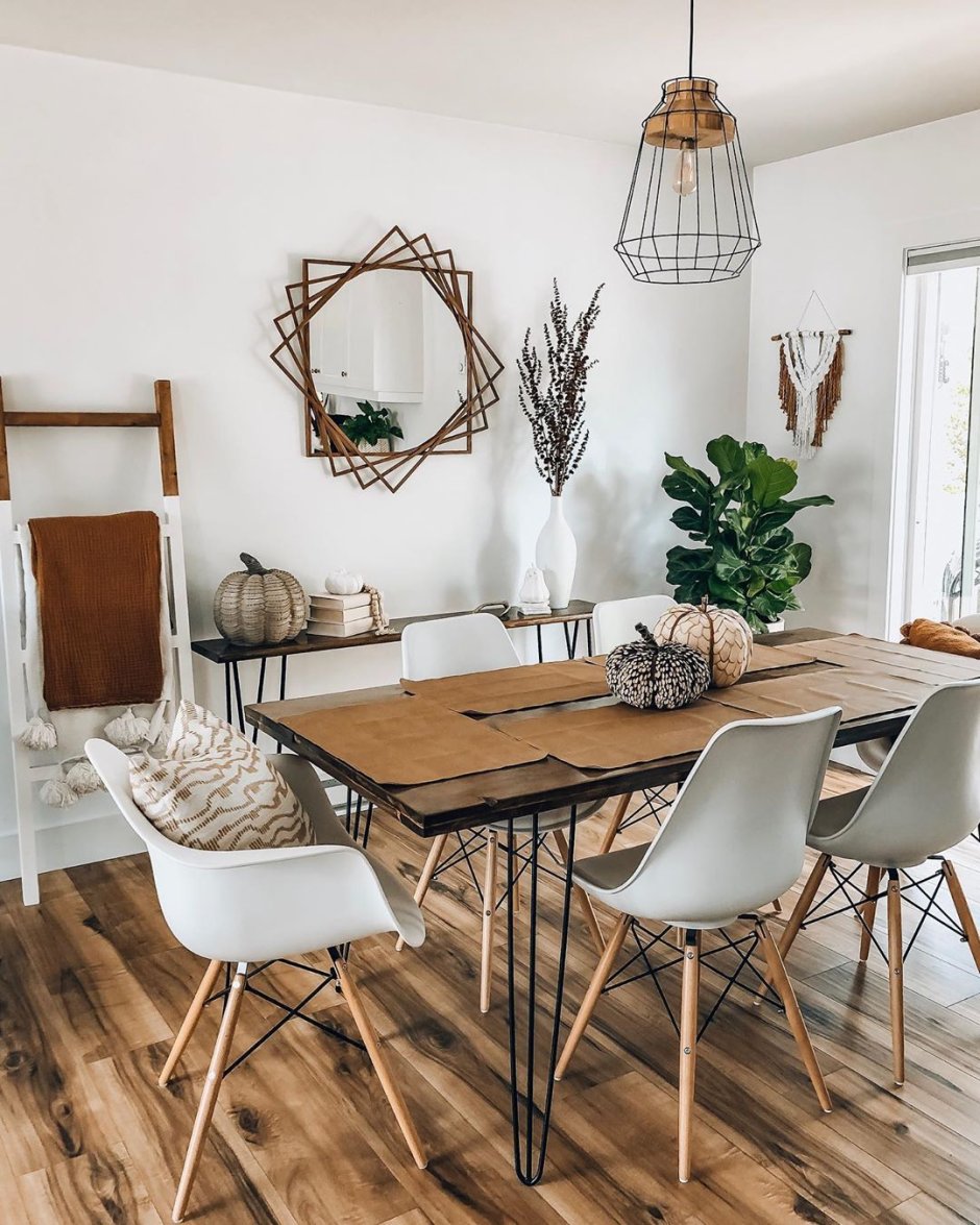 Стена над обеденным столом