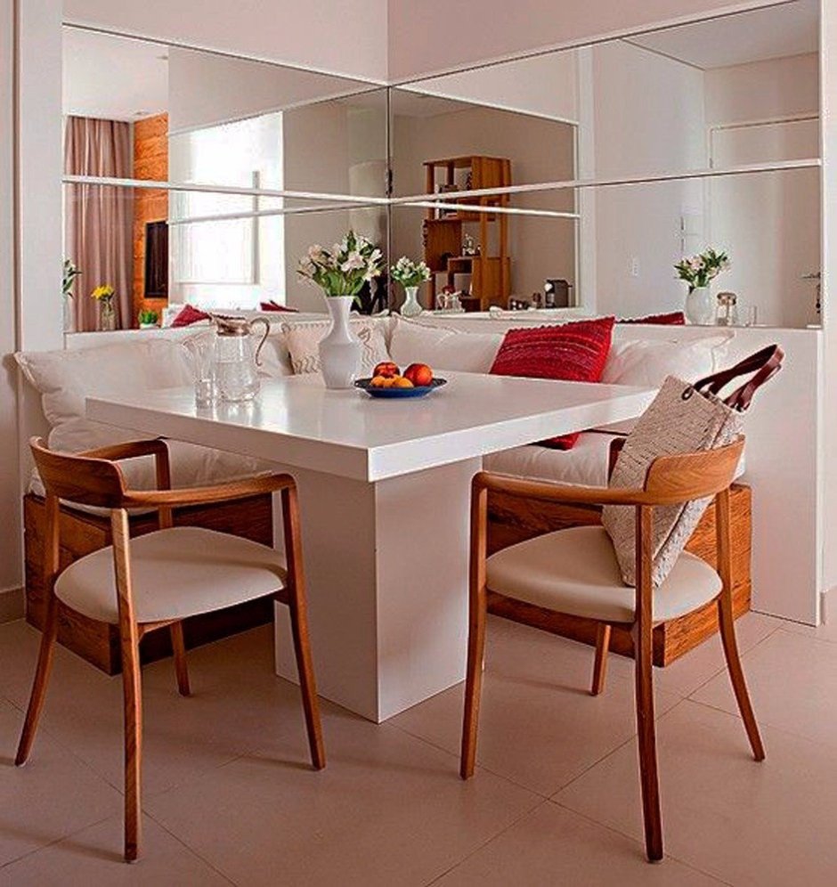 Зеркало над обеденным столом