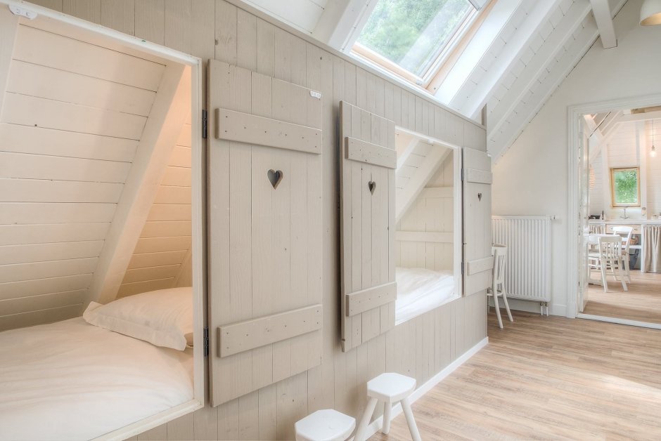 Кровать в нише мансарды