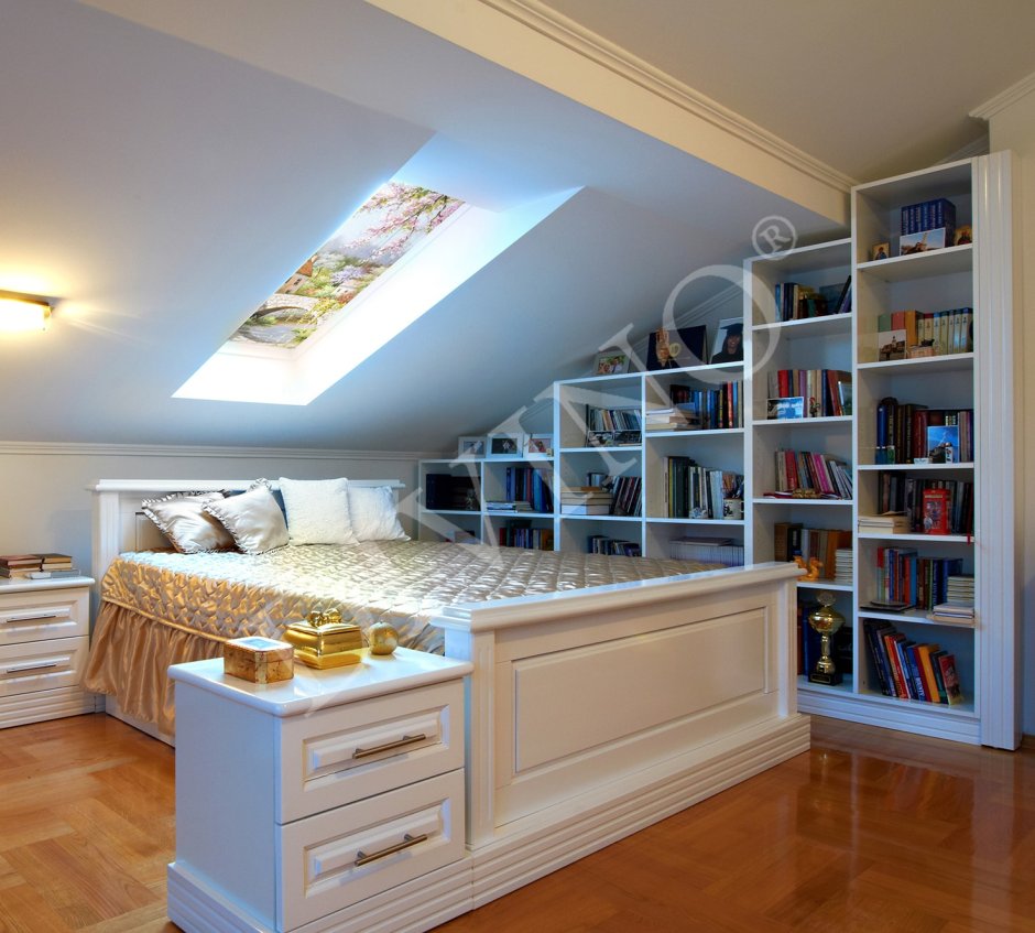 Кровать в мансардной комнате