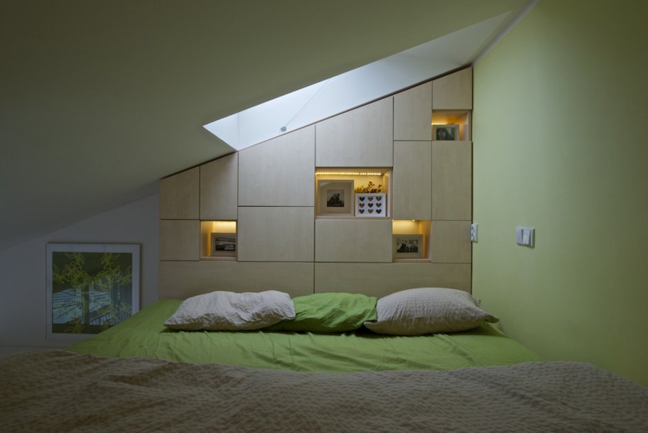 Кровать под скошенной крышей