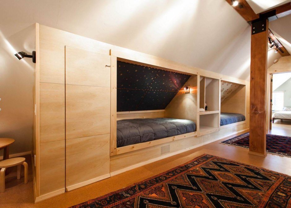 Кровать на мансарде под скатом