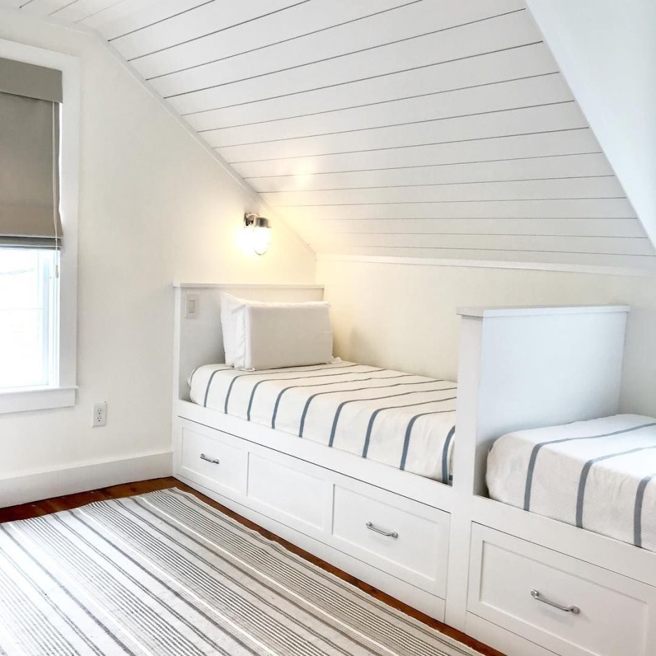 Кровати на мансардном этаже