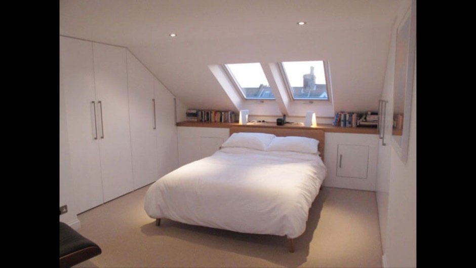 Кровать под мансардным окном