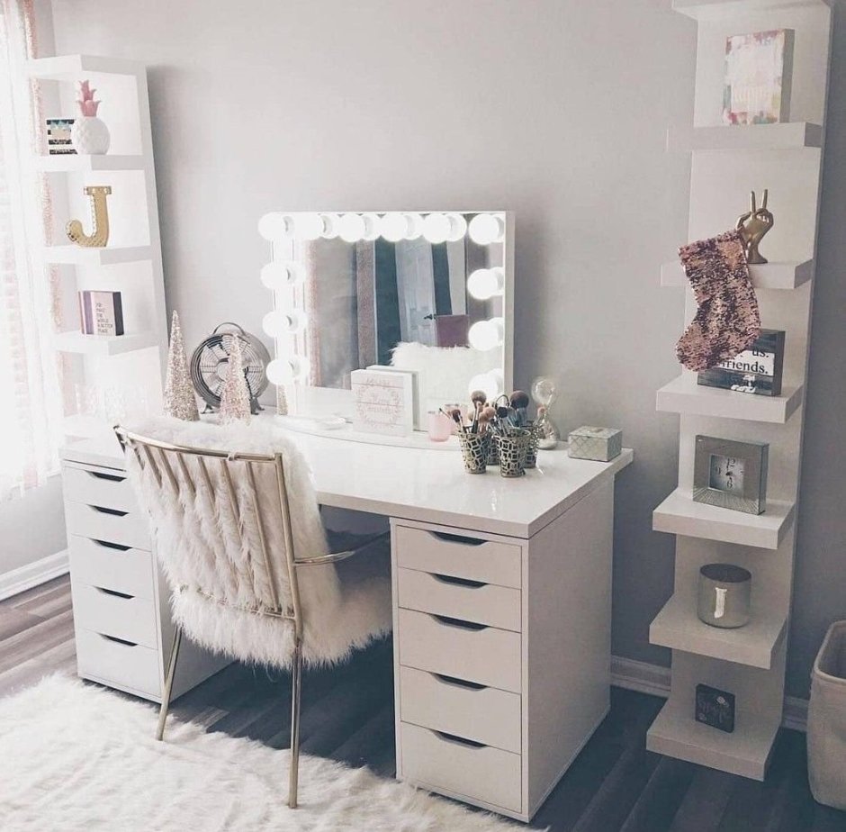 Туалетный столик с зеркалом для девочки подростка