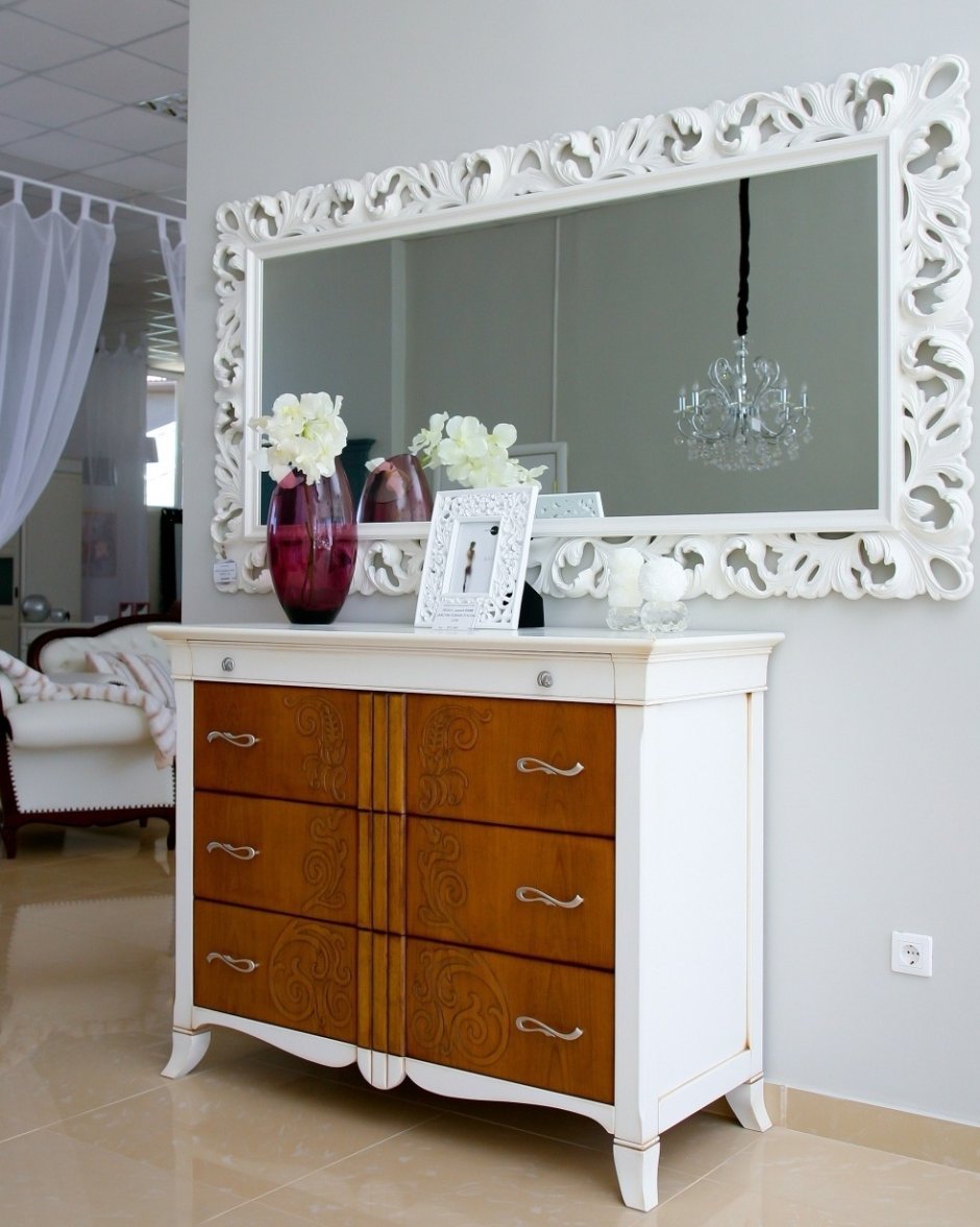 Зеркало над комодом в спальне
