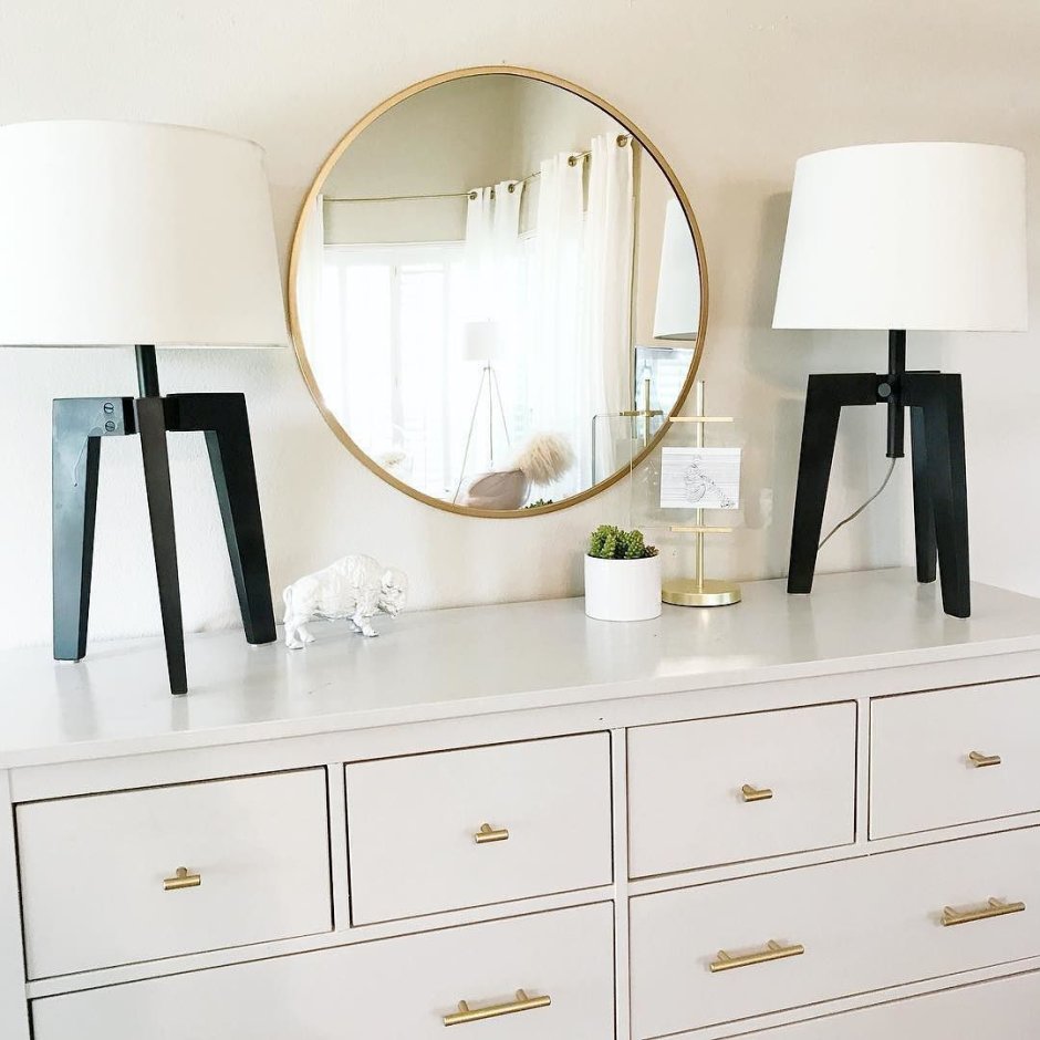 Комод с круглым зеркалом