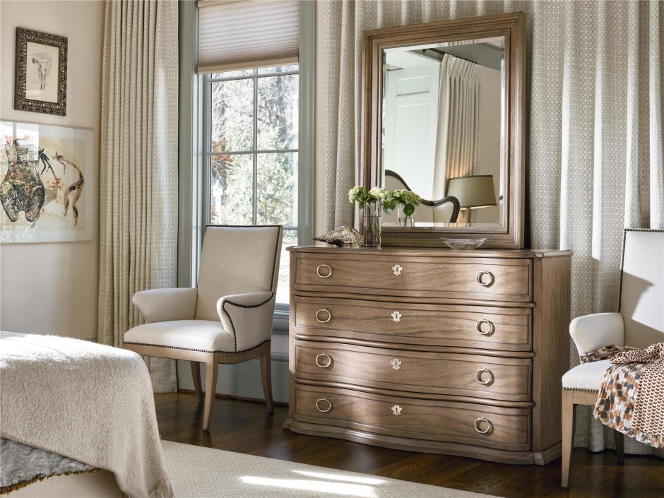 Декор на комоде в спальне