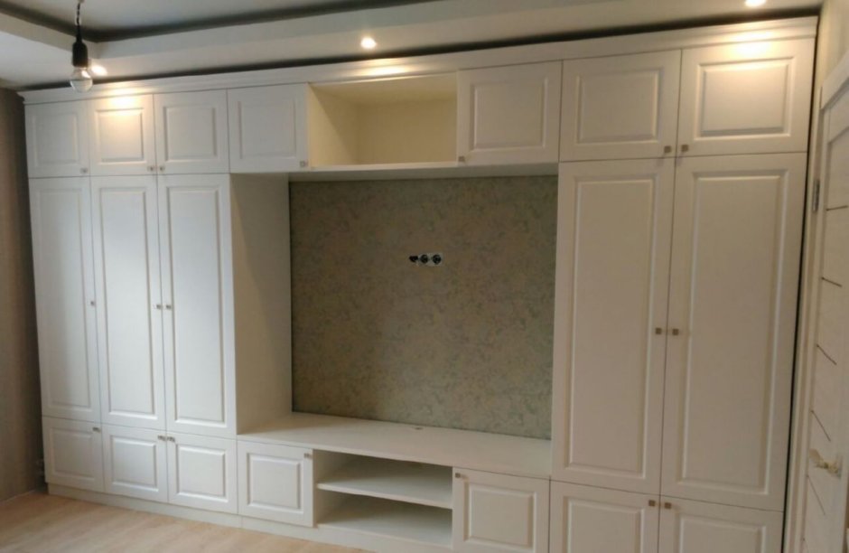 Шкаф в гостиную во всю стену с телевизором