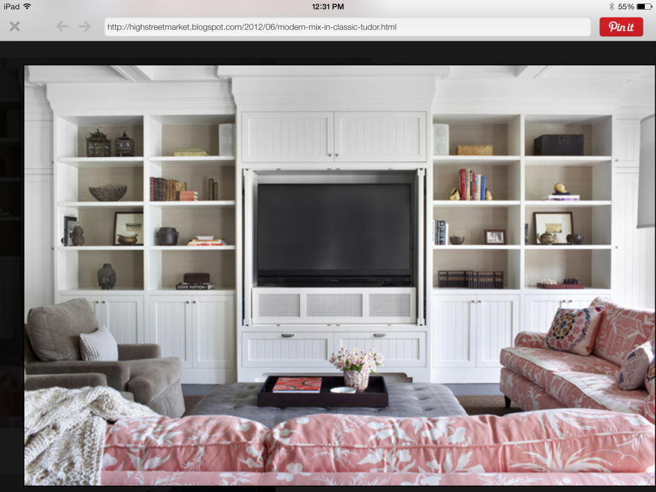 Камин с белыми шкафами и стеллажами