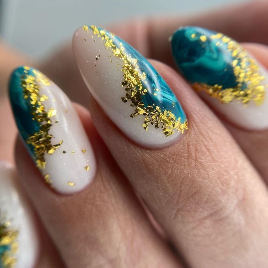 Маникюр с фольгой