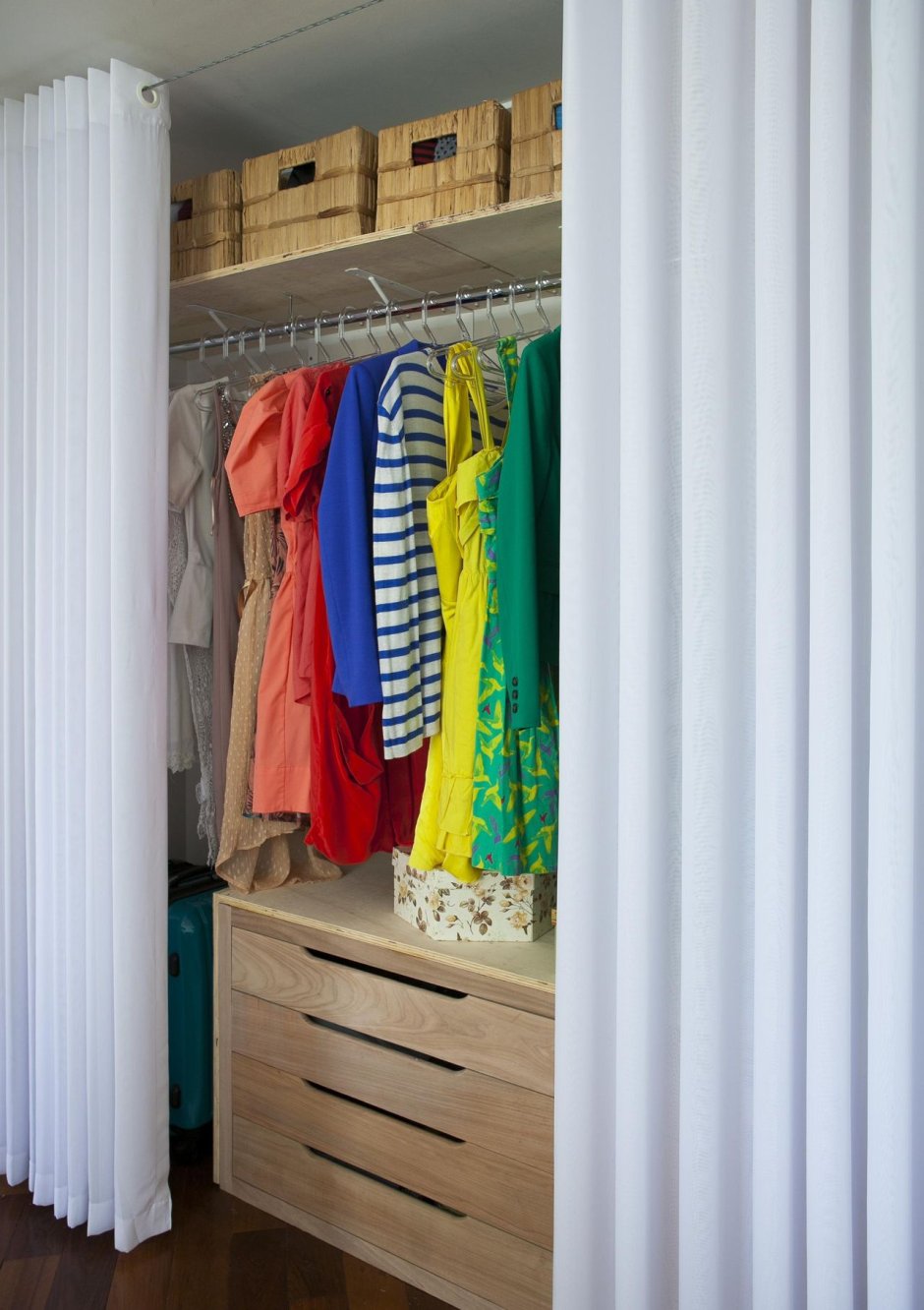 Кровать за шторкой