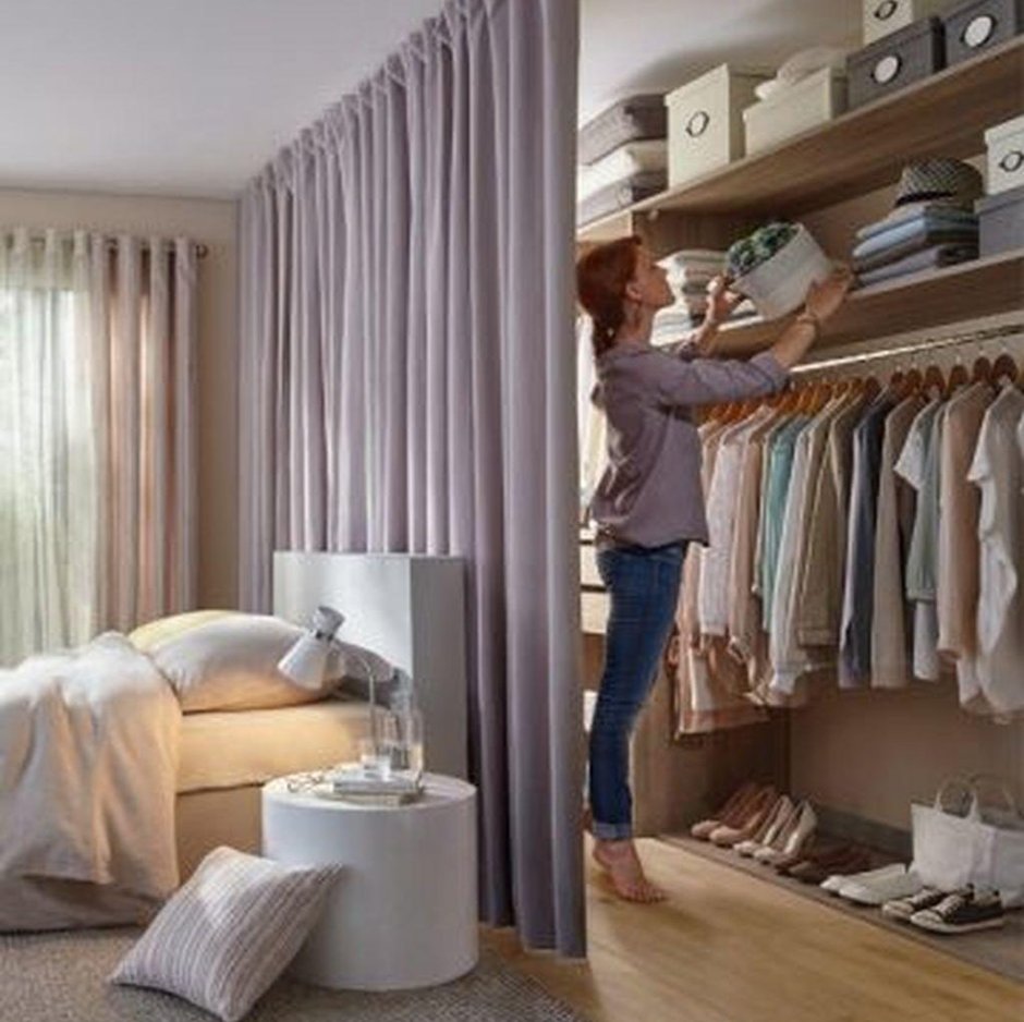 Стеллаж за шторкой