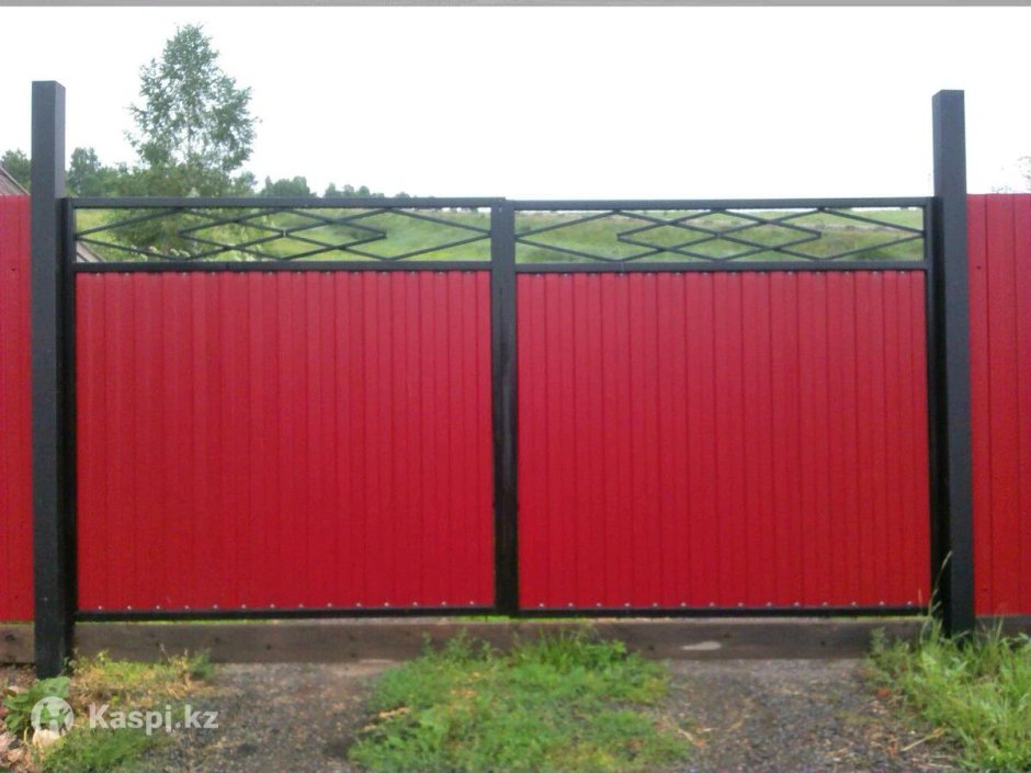 Ворота из бордового профнастила
