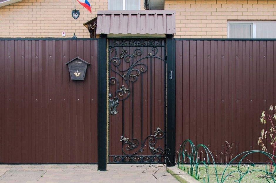 Декорация калитки из профнастила