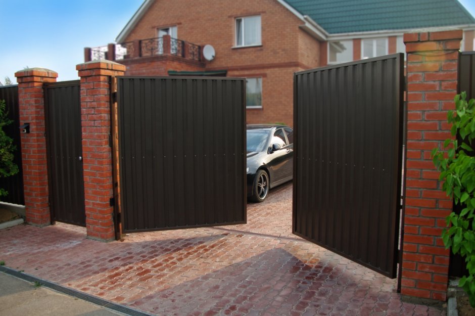Откатные ворота с калиткой Дорхан