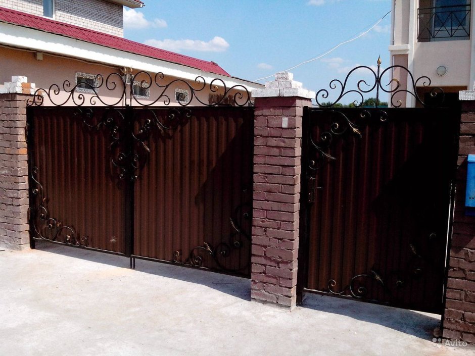 Кованый забор с профлистом
