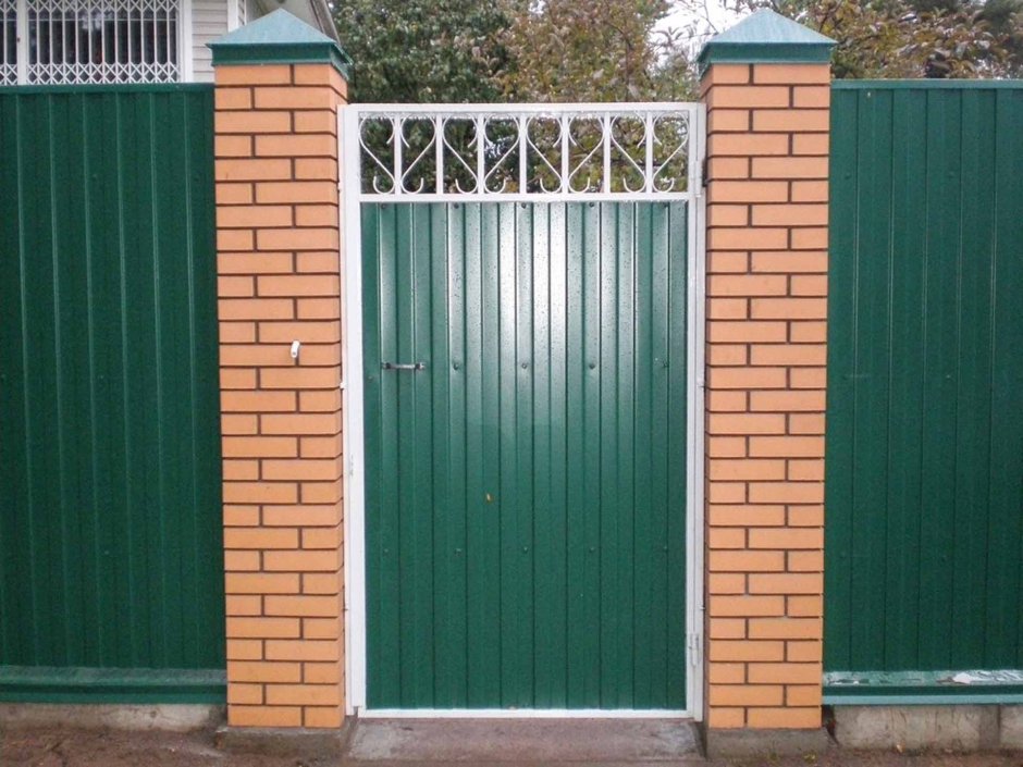 Калитка в заборе из профлиста