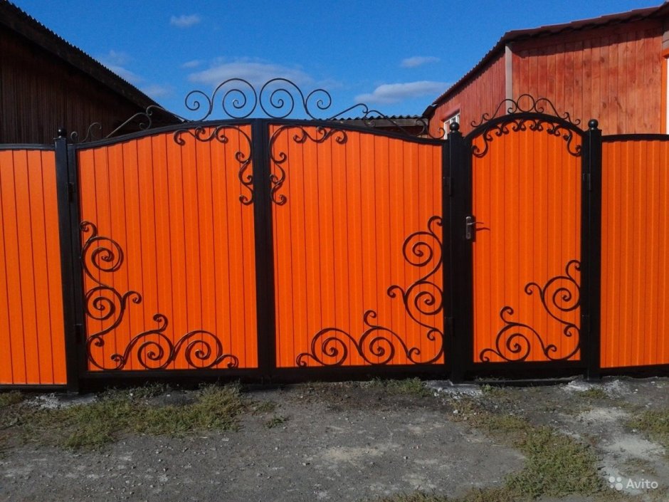 Кованые ворота с профнастилом